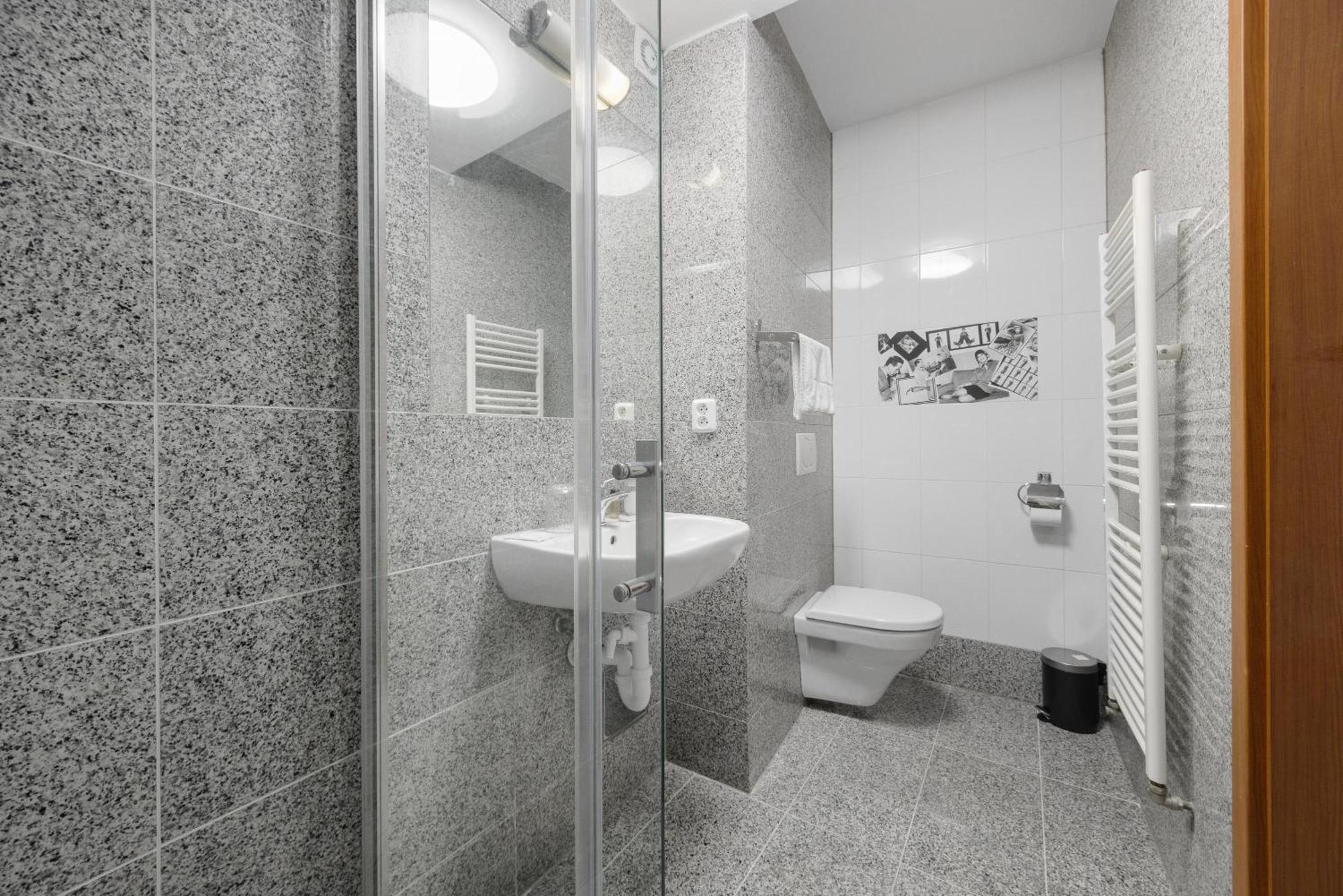 Hotel Reverie - Dependance, Check-In At Metropolitan Star Bratislava Exterior photo