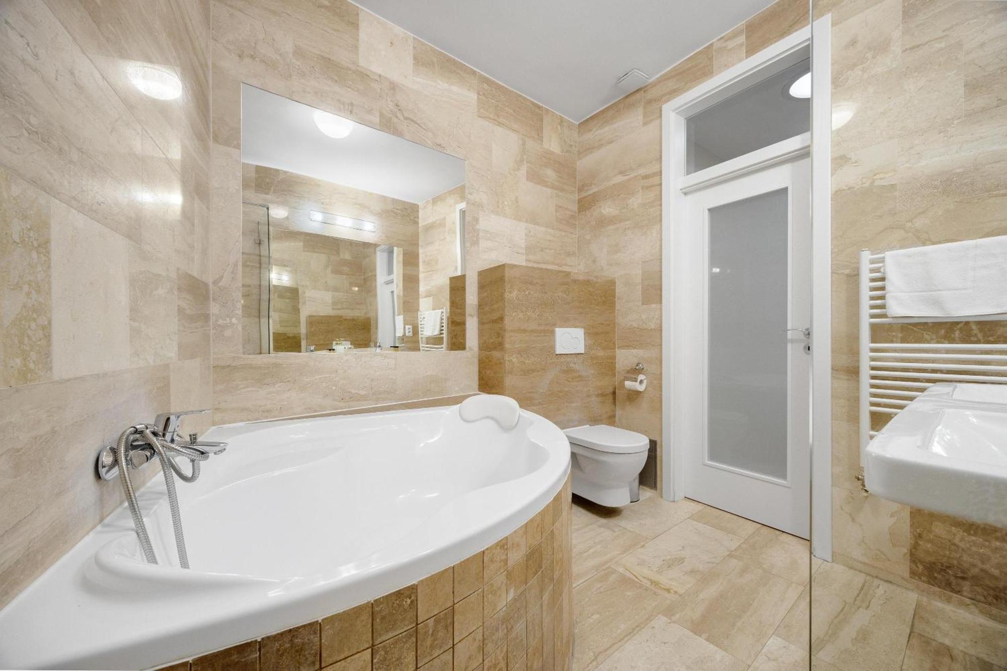 Hotel Reverie - Dependance, Check-In At Metropolitan Star Bratislava Exterior photo