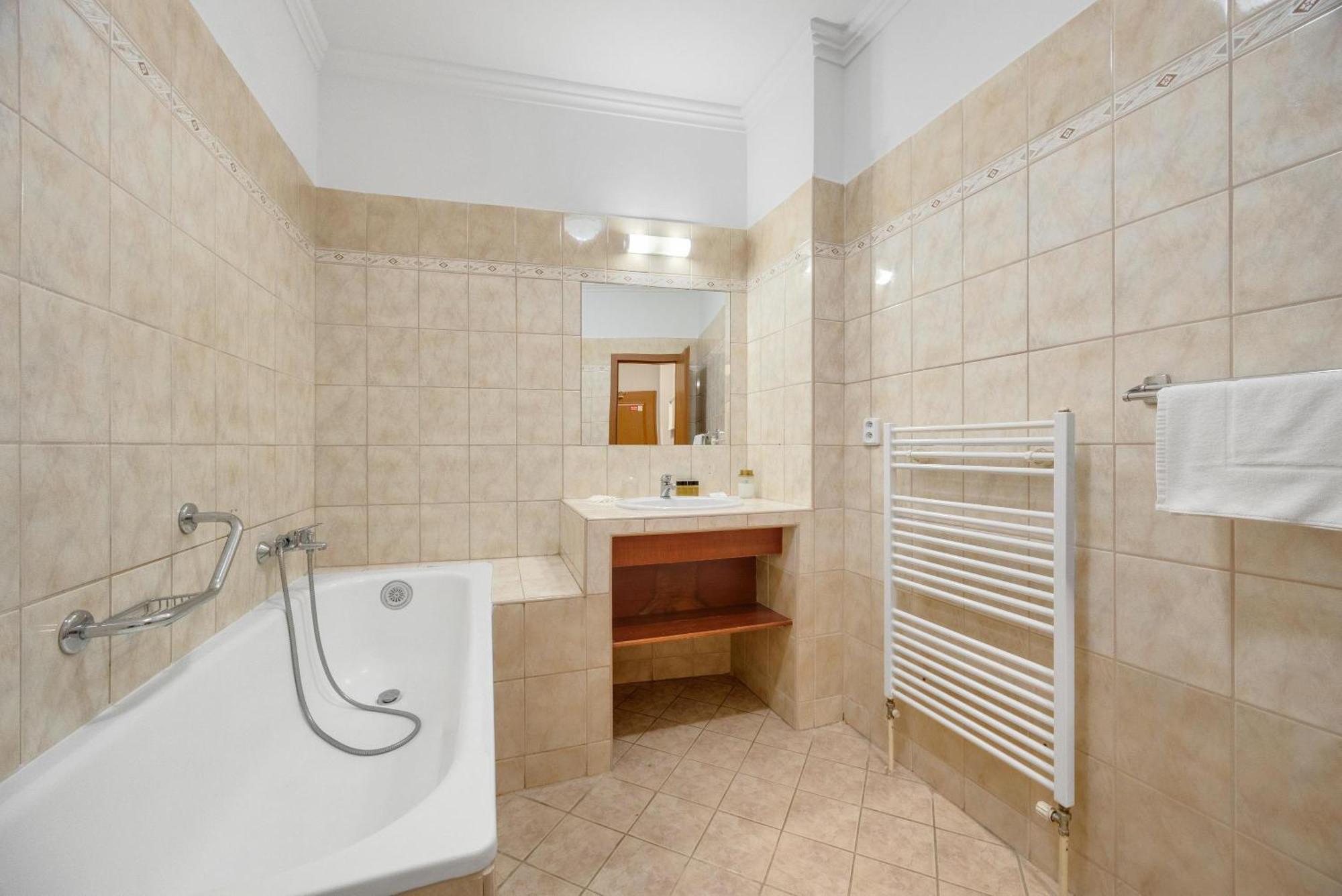 Hotel Reverie - Dependance, Check-In At Metropolitan Star Bratislava Exterior photo