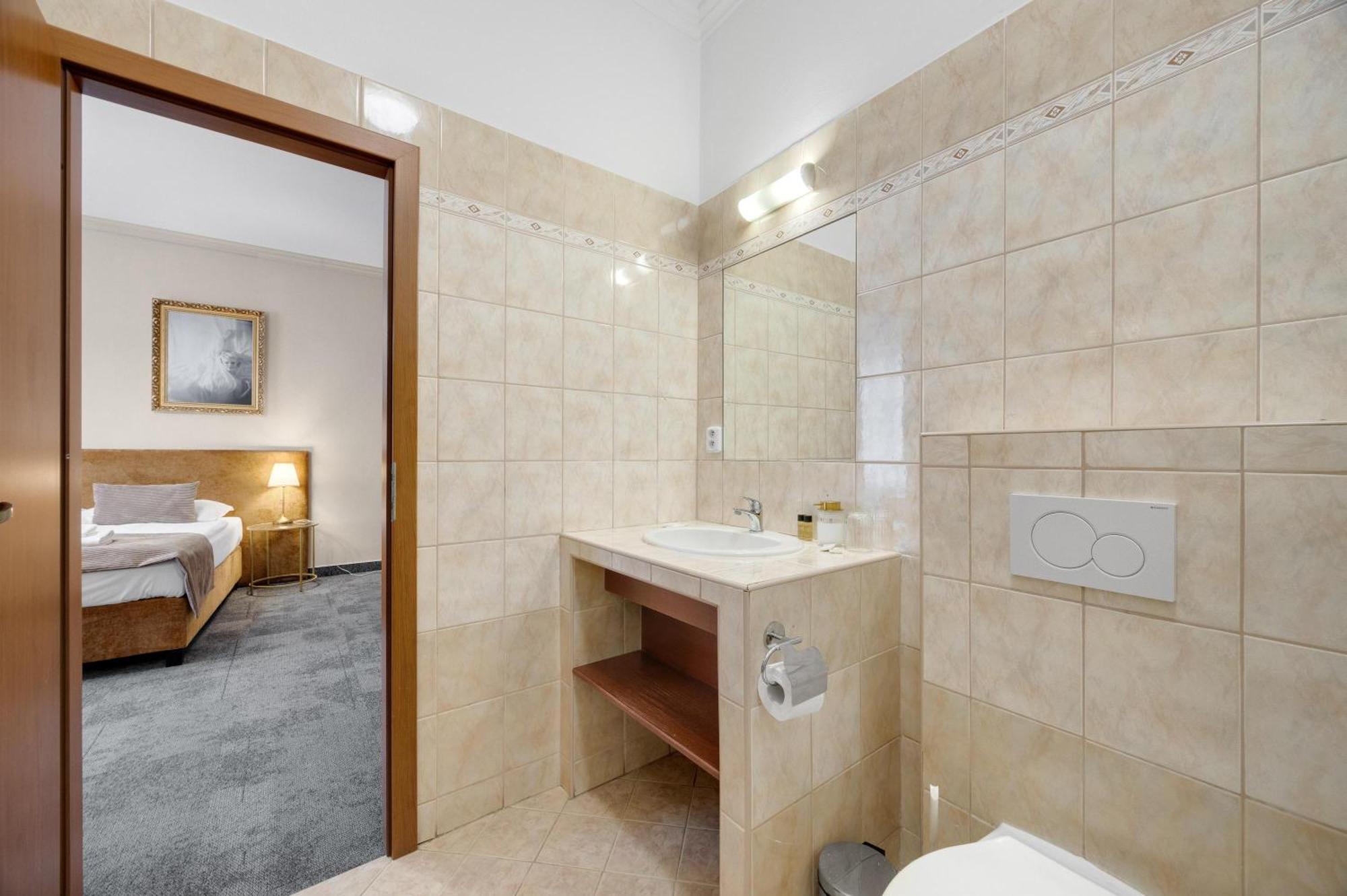 Hotel Reverie - Dependance, Check-In At Metropolitan Star Bratislava Exterior photo