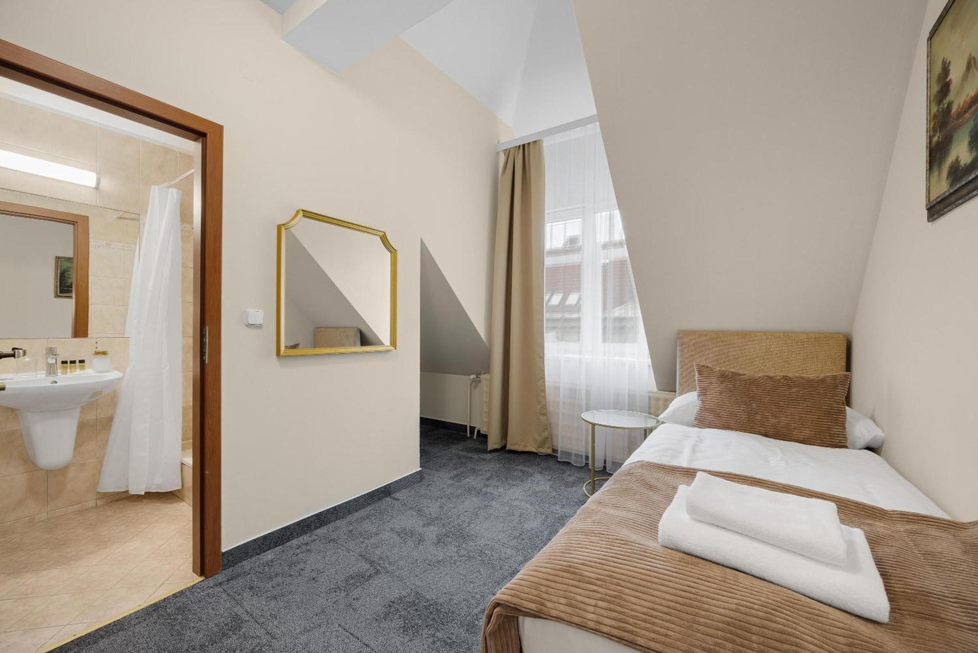 Hotel Reverie - Dependance, Check-In At Metropolitan Star Bratislava Exterior photo