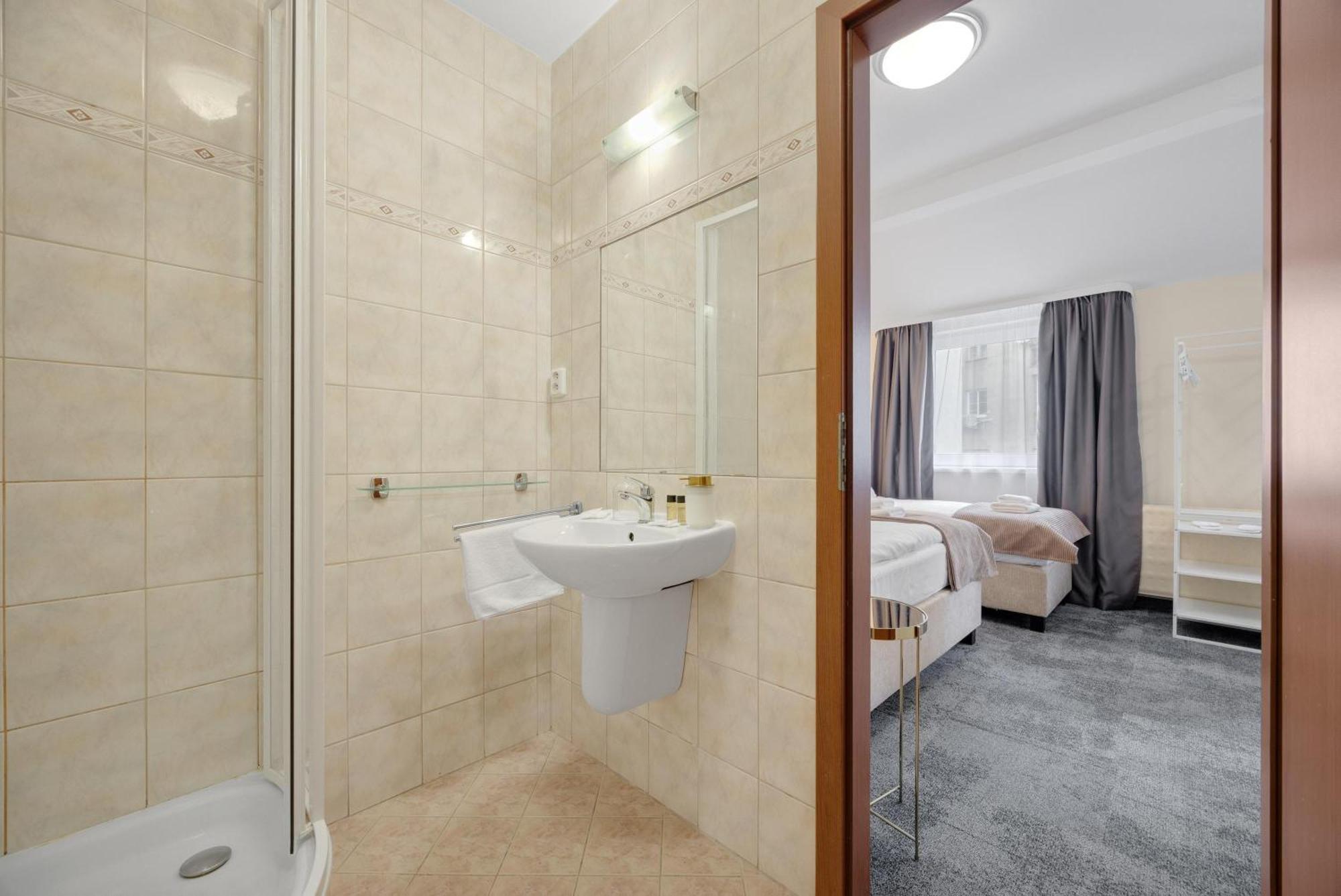 Hotel Reverie - Dependance, Check-In At Metropolitan Star Bratislava Exterior photo