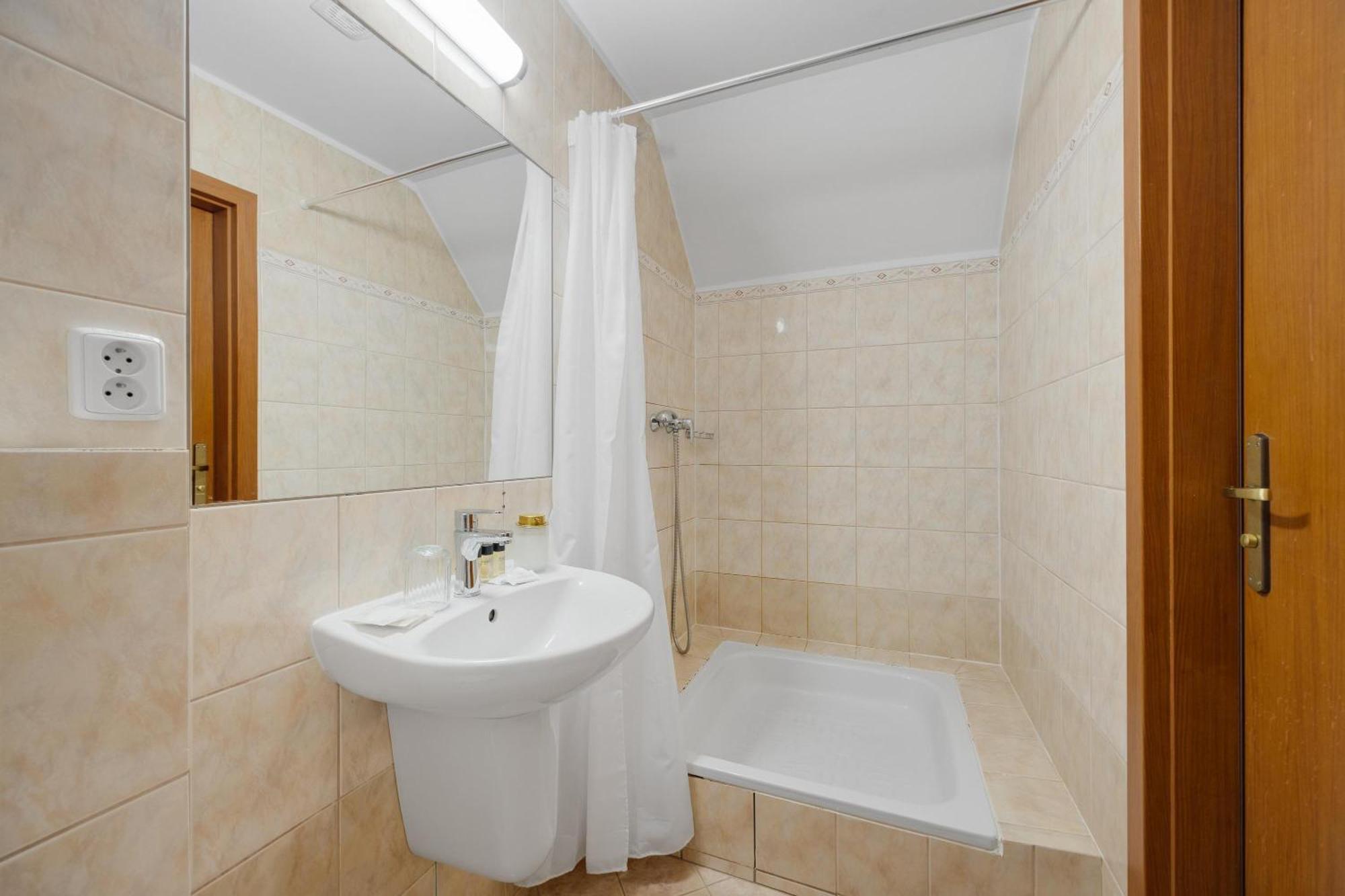 Hotel Reverie - Dependance, Check-In At Metropolitan Star Bratislava Exterior photo