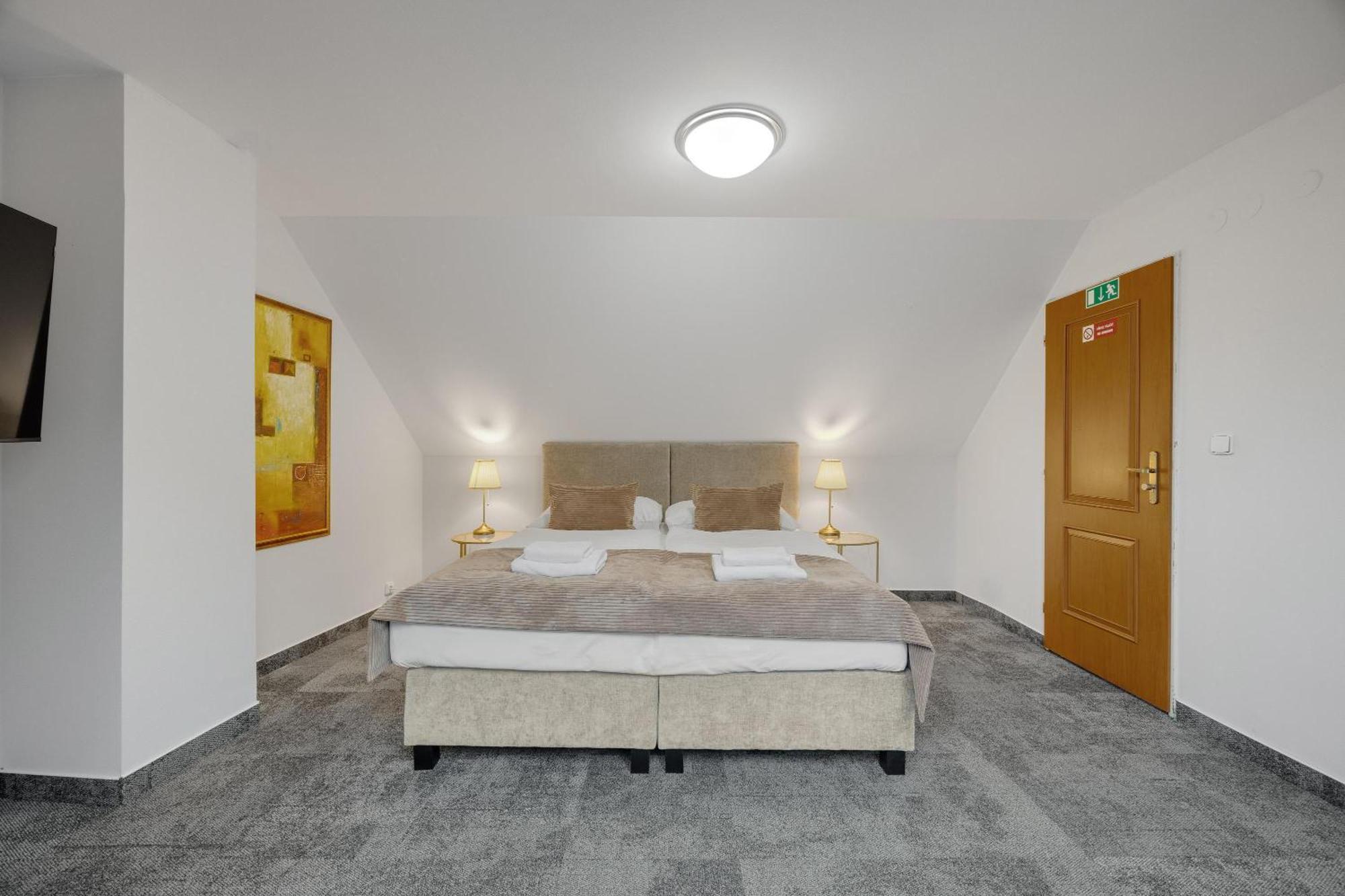 Hotel Reverie - Dependance, Check-In At Metropolitan Star Bratislava Exterior photo