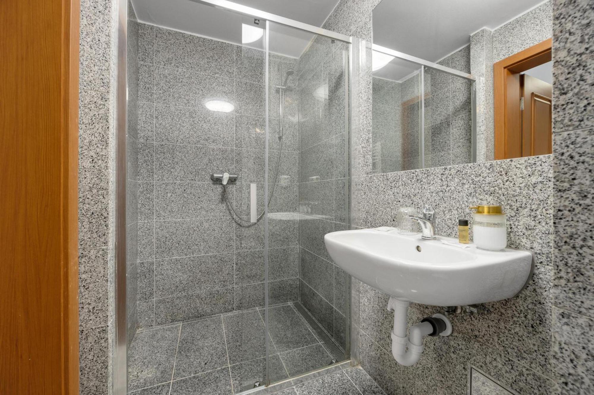 Hotel Reverie - Dependance, Check-In At Metropolitan Star Bratislava Exterior photo
